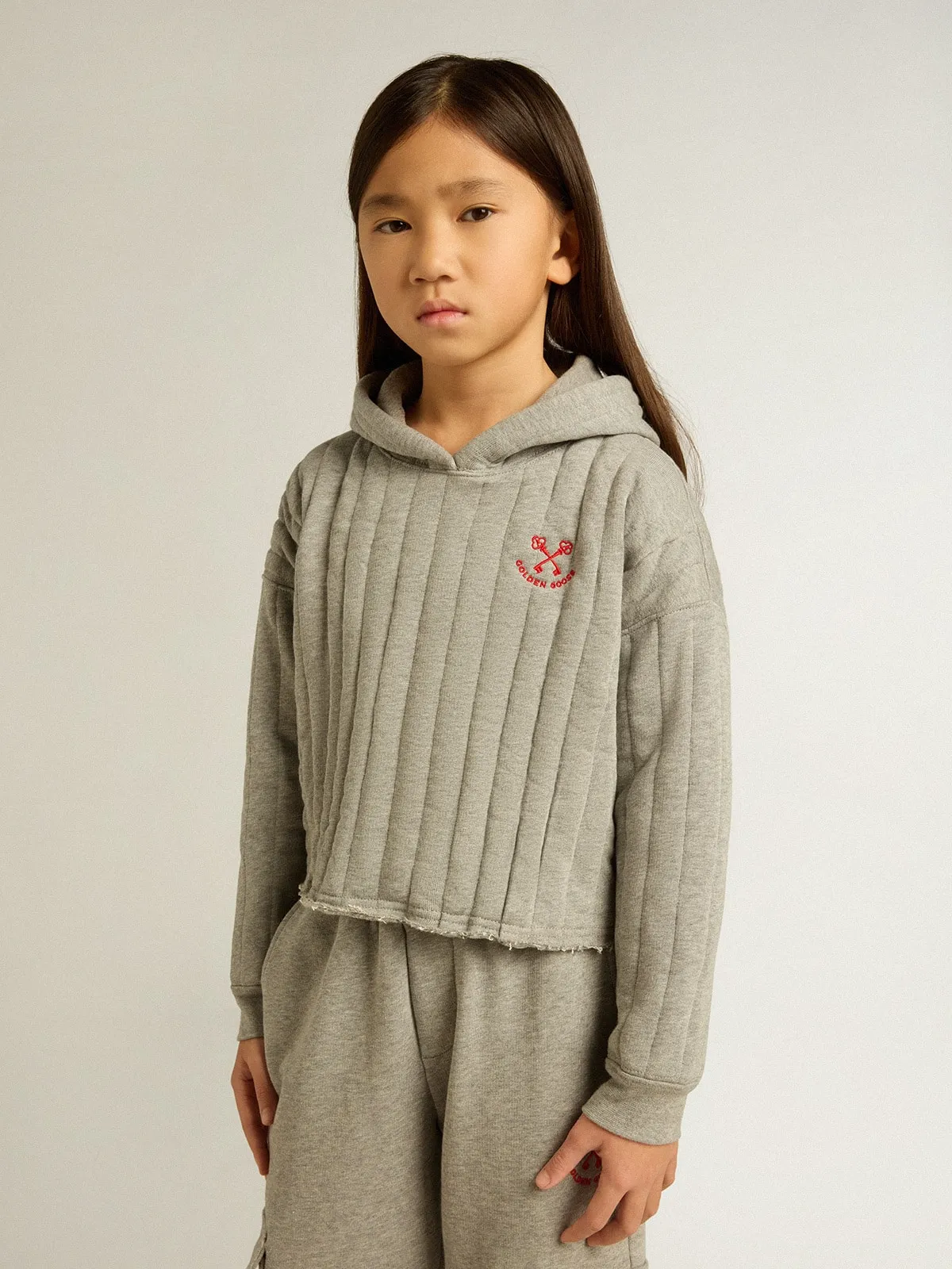 Sweat-shirt cropped garçonne gris chiné avec capuche et broderie sur le devant | Golden Goose